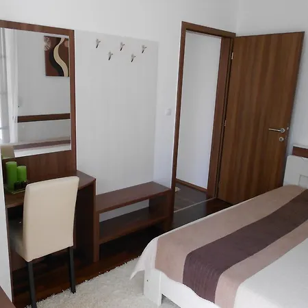 Apartment Apartman Lara *